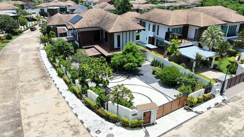 Beautiful detached house in Nakara Sap project, Chonburi. Excellent location, ideal for living.