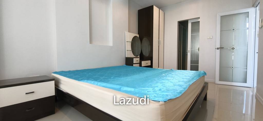 picture Fully Furnished 1-Bed at CC Condominuim 1 - 8/11