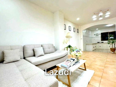 Townhouses for sale Chonburi : Newly Renovated Minimalist 2-Bed Townhome