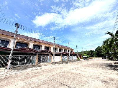 Townhouses for sale Rayong : URGENT SALE: 2-Bedroom Townhome near Laem Mae Phim Beach – Owner Sale, Negotiable