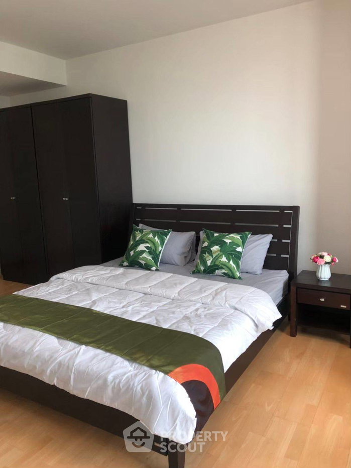 picture Spacious 1-BR 75 Sqm At Baan Sathorn Chaopraya Near BTS Krung Thon Buri (ID 3206813) - 3/19