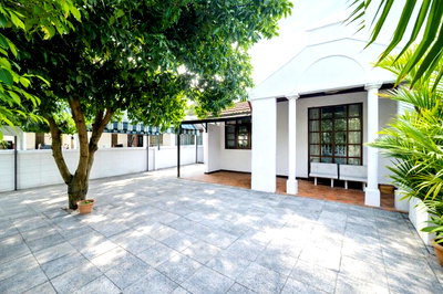 Houses for rent Bangna Commercial College : Location Sukhumvit 105, BITEC Bangna, 70 sq m, 280 sq m, Bangna, 3 bedrooms, 2 bathrooms, near Duang Ploy Market 900 m, convenient travel, Central