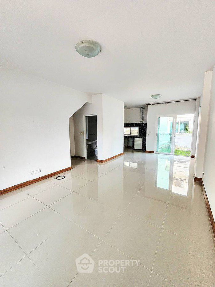 รูป ทาวน์เฮ้าส์ 3-ห้องนอน ใน ท่าแร้ง (ID 3208183) - รูปที่ 2/8
