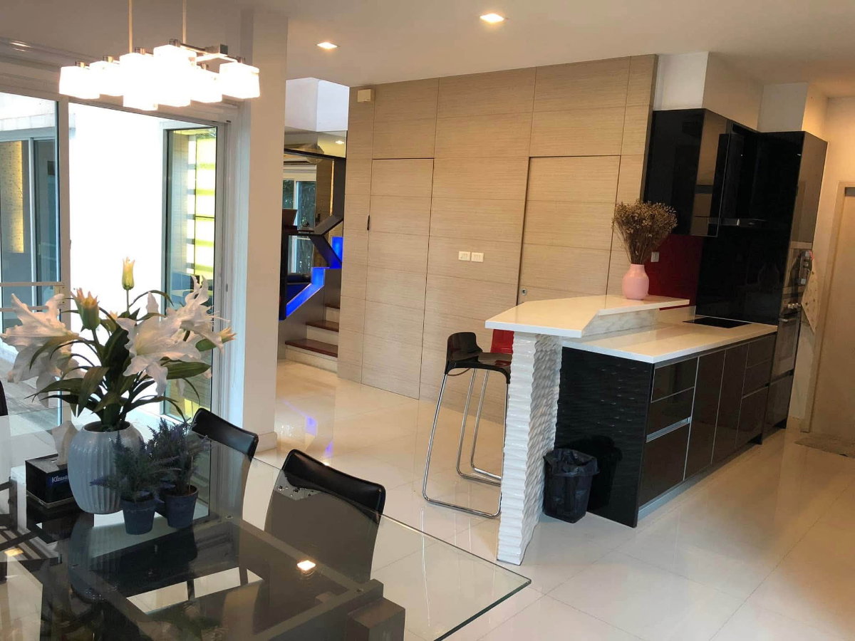 รูป   ให้เช่า ขาย บ้านเดี่ยวหรู Nirvana Sathorn ถนนกัลปพฤกษ์ | บ้านหัวมุม | ใกล้สระและฟิตเนส | พร้อมเข้าอยู่ 1 ก.ย. - รูปที่ 3/12
