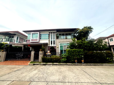 Houses for sale : Looking to sell a 2-story detached house.