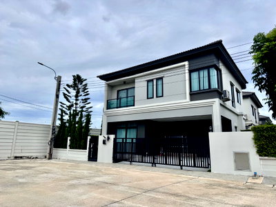 Houses for sale : LUXURY HOUSE FOR SALE (corner house) 4 Bedrooms near Fashion 📍Grand Britania Wongwaen-Ramintra 