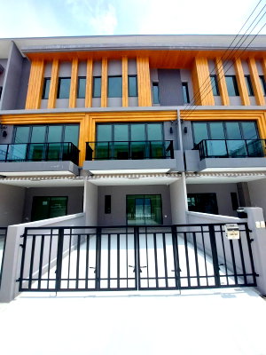 Townhouses for rent Airport Link Ban Thap Chang  : RS7440 For Rent: Premium Townhome Eigen Rama 9, Brand New, Fully Functional 3-Story House
