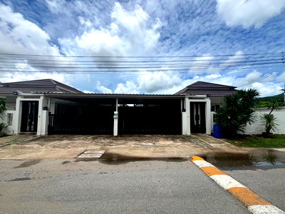 Houses for sale  Yak Jay Market : Two single-house connecting to each other with swimming pool for sale with tenant. 6% yield.
