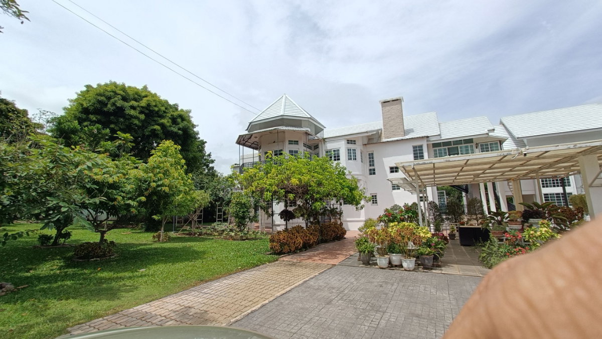 LUXURY COUNTRY HOME FOR SALE WITH OVER 3 RAI OF LAND NEAR KHAO YAI, PAK CHONG Price: THB 50,000,000