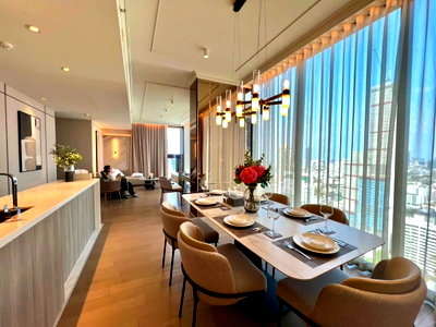 Condos for rent : Celes Asoke, a room decorated in warm tones with built-in woodwork around the room. Large windows allow for a wide view of the city.