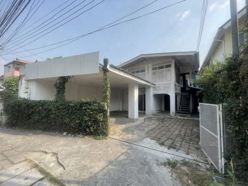 🏡 Urgent Sale! Classic Wooden House, Chiang Mai Old City Inner Moat, Arak Rd, 15.9M THB, Free Transfer 📞 063-6649056