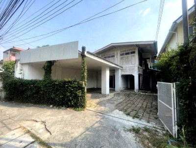 บ้านเดี่ยว เชียงใหม่ : 🏡 ขายด่วน! บ้านไม้คลาสสิกใจกลางเมืองเชียงใหม่ คูเมืองด้านใน ถ.อารักษ์ 15.9 ลบ. ฟรีโอน 📞 063-6649056