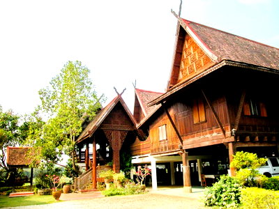 เช่าบ้านเดี่ยว ลำพูน : 5นอน บ้านเรือนไทย 2 ชั้นไม้สักทอง  ลำพูน-ป่าซาง ปากบ่อง 5 น้ำ ที่ดิน 1 ไร่ 199 ตร.ว. 1,000 ตร.ม. ติดแม่น้ำปิง ระดับ Luxury