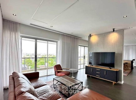 รูปภาพ Pet-Friendly 3-BR 255 Sqm Penthouse Condominium Near BTS Phra Khanong (ID 3210230)