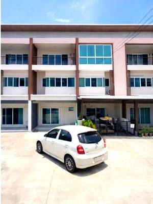 Townhouses for rent Yamjard Vichanusorn School : Corner townhome, 3 floors, 3 bedrooms, Watcharaphon intersection, 1.3 km., Sukhaphiban 5, 31 sq m, 200 sq m, garden view, Rattanakosin Somphot Bang
