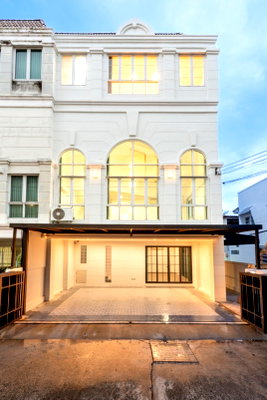 Home office for sale Bangkok : 🏢🔥 4-Story Home Office for Sale with Tenant 📈 Estimated Yield: 7.76% ✨ Great Investment Opportunity
