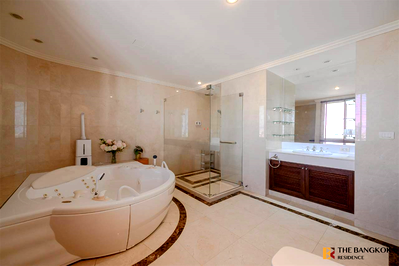 Condos for sale : Ultimate Luxury Lifestyle with Convenience Las Colinas Condo near MRT Sukhumvit Station