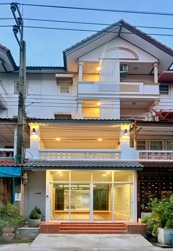 6-bed townhouse for sale, 200 sqm, 18 sq wah, Wiset Suk Nakorn 9