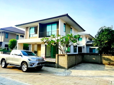 Houses for rent Hua Chieo Chaloem Phrakiat University : Bang Phli 700 m. 52 sq m. Bangna-Trad Road, Suvarnabhumi, King Kaew Market 890 m. Single house, 3 bedrooms, 3 bathrooms, MEA Market Village, King