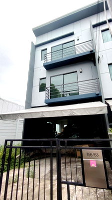 ทาวน์โฮม ถนนลาดกระบัง : ขายทาวน์โฮม 3 ชั้น บ้านกลางเมือง พระราม 9 - อ่อนนุช หลังมุมสุดซอย ไม่เคยเข้าอยู่