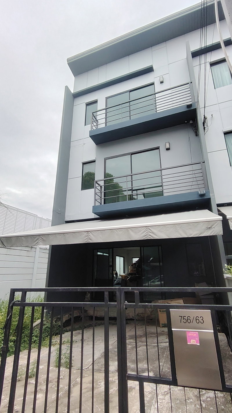 Townhouses for sale : 3-Storey Townhome for Sale at Baan Klang Muang Onnut-Rama 9, Corner Unit at the End of the Alley, Never Lived In