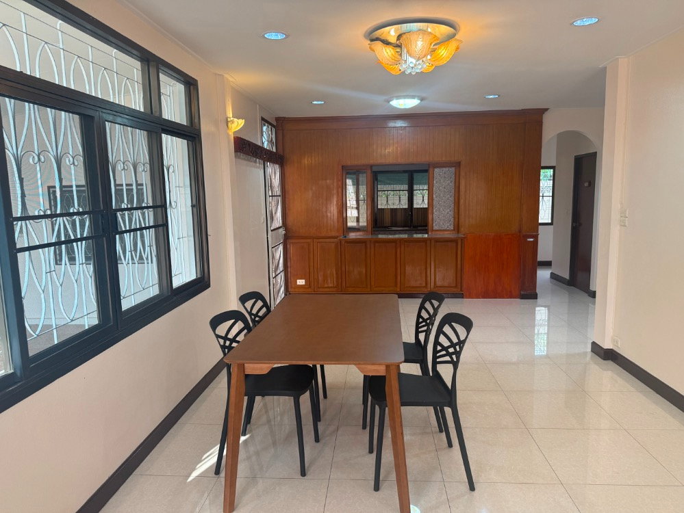 รูป 🏡✨ ให้เช่าบ้านเดี่ยว 2 ชั้น ใกล้ BTS แบริ่ง | ที่ดินใหญ่ 120 ตร.ว. จอดรถ 4 คัน - รูปที่ 2/13