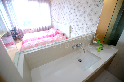 Condos for sale : Siri At Sukhumvit Convenient Travel, Great Value per Square Meter near BTS Thong Lo