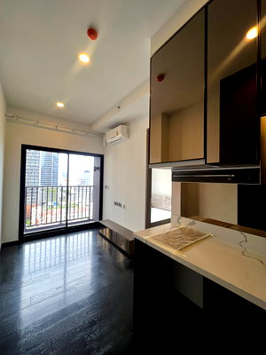 Condos for sale : Park Origin Thonglor, a room with dark tones that gives a feeling of elegance and privacy, complete with functions