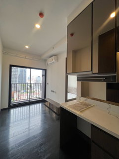 Park Origin Thonglor ห้องโทนเข้มให้ความรู้สึกเรียบหรูและเป็นส่วนตัว  ฟังก์ชันครบ และระเบียงรับวิวเมืองได้อย่างลงตัว