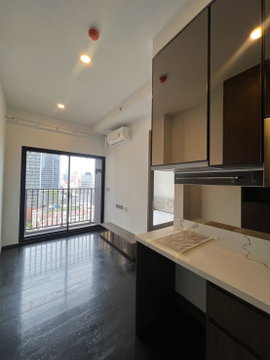Park Origin Thonglor ห้องโทนเข้มให้ความรู้สึกเรียบหรูและเป็นส่วนตัว  ฟังก์ชันครบ และระเบียงรับวิวเมืองได้อย่างลงตัว