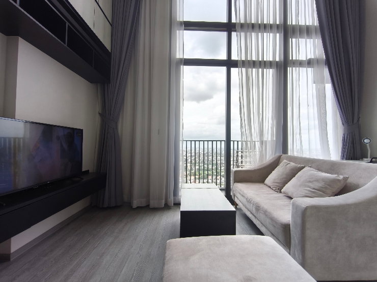 Hot Rental! 1BR Duplex with Closed Kitchen & Incredible High-Floor Views