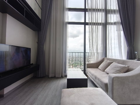 Hot Rental! 1BR Duplex with Closed Kitchen & Incredible High-Floor Views
