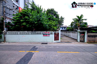 ที่ดิน เขตห้วยขวาง : ขายที่ดิน ลาดพร้าว 41 (ซอยภาวนา)แถมบ้านเดี่ยว 169 ตร.ว. ใกล้รถไฟฟ้า 450 ม. MRT ภาวนา #รถไฟฟ้าสายสีเหลือง ทำเลดี อยู่ต้นซอย ที่ดินแปลงสวย รูปสี่เหลี่ยม