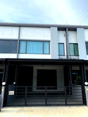บ้านเดี่ยวให้เช่า : ปล่อยเช่า! ทาวน์โฮม PLENO บางนา-วงแหวน บ้านสวยเฟอร์ครบ แอร์ 4 เครื่อง ครัว HAFELE ทั้งชุด หลังคาโรงรถพร้อม ใกล้ Mega บางนา และทางด่วน ทำเลดี