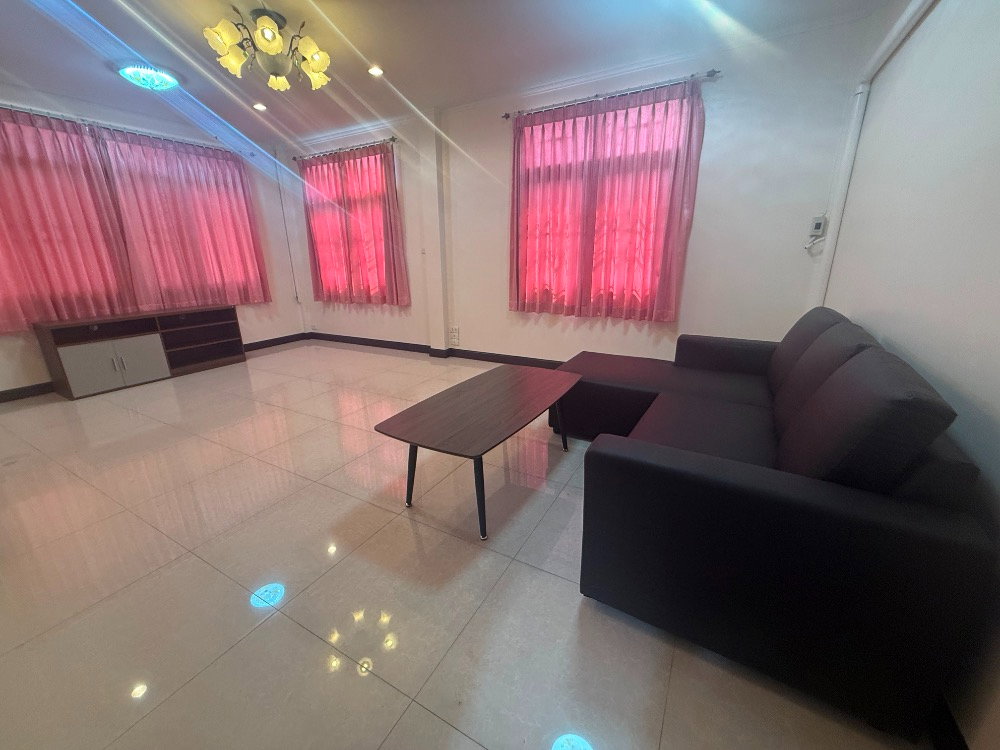 รูป 🏡✨ ให้เช่าบ้านเดี่ยว 2 ชั้น ใกล้ BTS แบริ่ง | ที่ดินใหญ่ 120 ตร.ว. จอดรถ 4 คัน - รูปที่ 9/13