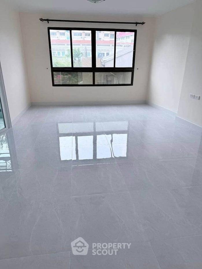 รูป ราคาคุ้มค่า คอนโด 1 ห้องนอน ขาย Lumpini Place Narathiwas 24 (ID 3217150) - รูปที่ 2/10