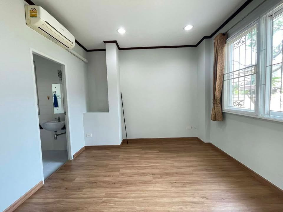 รูป บ้านเดี๋ยวหลังใหญ่ พร้อมอยู่ ติดถนนใหญ่ - รูปที่ 11/20