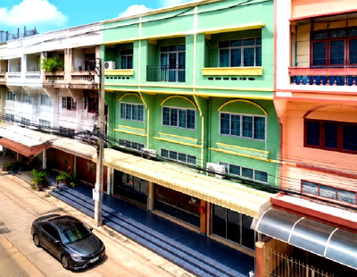 Shophouses for rent Prasert Manukit Road : 3 bedrooms, 3 bathrooms, Nawamin 44-54 Near Pattawikorn Market and Bang Toei Temple within 1 km. Townhome 3.5 floors, 25 sq m.