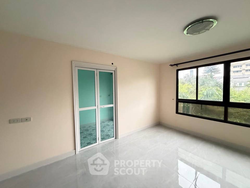 รูป ราคาคุ้มค่า คอนโด 1 ห้องนอน ขาย Lumpini Place Narathiwas 24 (ID 3217150) - รูปที่ 5/10