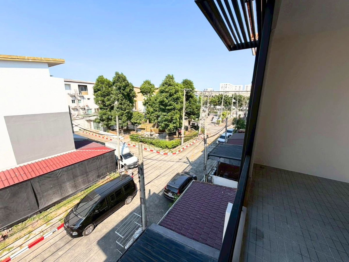 รูป ทาวน์โฮม 3 ชั้น รีโนเวทใหม่ ซิกเนเจอร์ วัชรพล 2 แต่งครบพร้อมเข้าอยู่ พร้อม 3 ห้องนอน 3 ห้องน้ำ และที่จอดรถ 1 คัน - รูปที่ 17/29