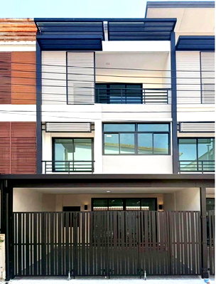 ทาวน์โฮม ถนนวัชรพล : ทาวน์โฮม 3 ชั้น รีโนเวทใหม่ ซิกเนเจอร์ วัชรพล 2  แต่งครบพร้อมเข้าอยู่ พร้อม 3 ห้องนอน 3 ห้องน้ำ และที่จอดรถ 1 คัน 
