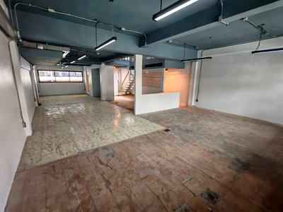 Shophouses for rent Chulalongkorn University : 📌Located on the main road, near MRT Wat Mangkon station (100 m)📌 Shop house for rent in Yaowarat, Samphanthawong, 4th floor and rooftop. 