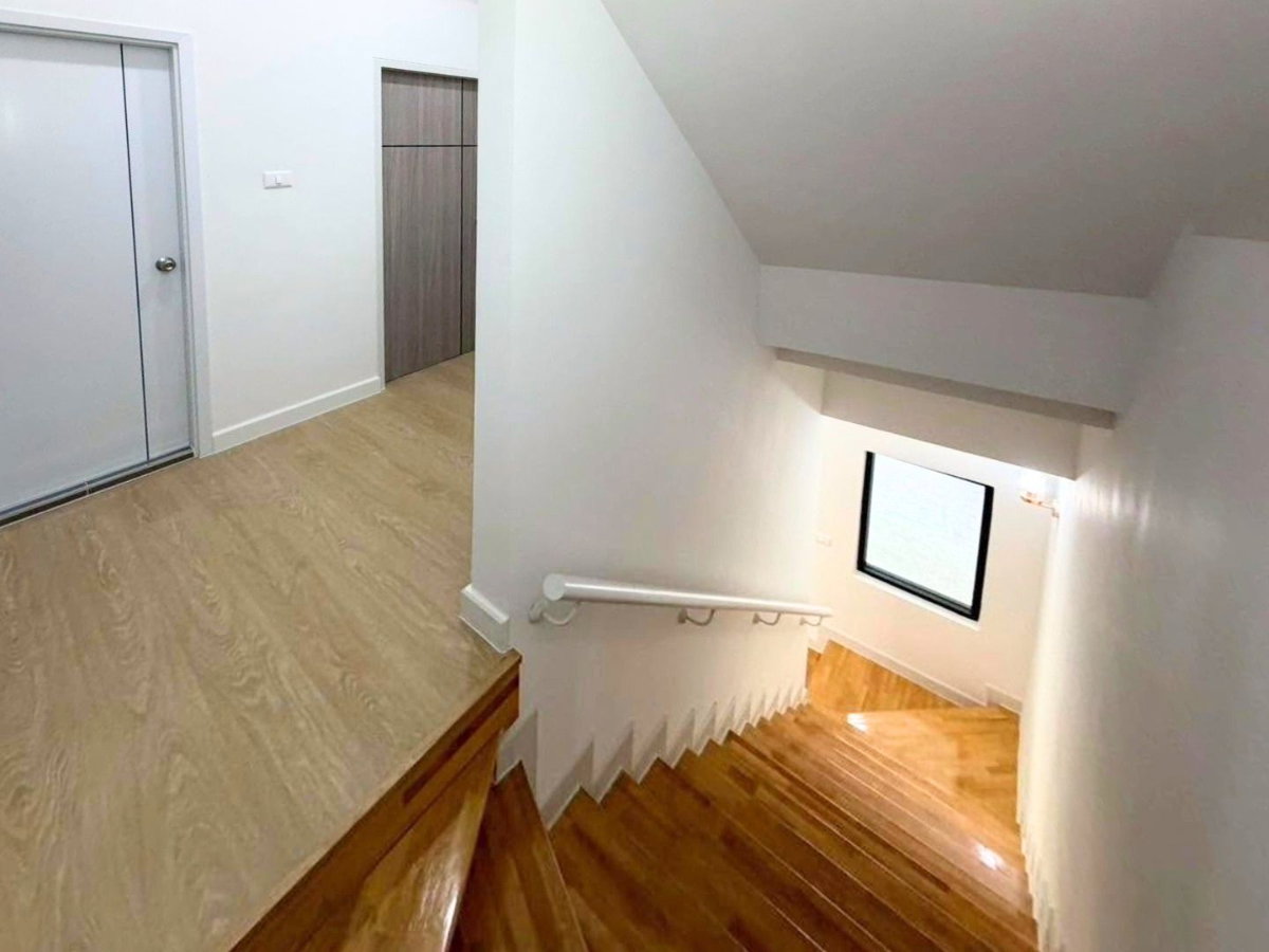 รูป ทาวน์โฮม 3 ชั้น รีโนเวทใหม่ ซิกเนเจอร์ วัชรพล 2 แต่งครบพร้อมเข้าอยู่ พร้อม 3 ห้องนอน 3 ห้องน้ำ และที่จอดรถ 1 คัน - รูปที่ 24/29