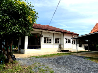 บ้านเดี่ยว ดอนตูม นครปฐม : บ้านสวน 4 ห้องนอน 2 ห้องน้ำ พร้อมอาคาร 2 หลัง บนที่ดิน 1 ไร่ 46 ตร.ว. ร่มรื่น ติดถนน 2 ด้าน ใกล้ M81 ราคา 3.9 ล้านบาท เจ้าของขายเอง