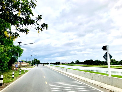 Land for sale Bang Yai Nonthaburi : Land for sale, 9 rai, road in front and back next to canal, natural atmosphere, close to the city, suitable for village, wellness , plant trading
