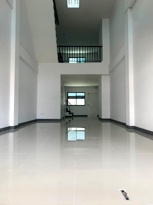 Shophouses for rent Pathumthani : Commercial building for rent, conveniently located near condominiums and the BTS, with multiple access and exit routes