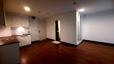 ขายคอนโด : 🟠ขายด่วน !! คอนโด D65 Condominium ดี 65 คอนโดมิเนียม ใจกลางเมือง เข้าออกได้ทั้งสุขุมวิทและเอกมัย ใกล้ BTS เอกมัย ✅ เดินทางสะดวก ใกล้ห้างดัง