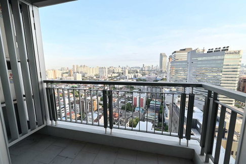 Surrounded by Facilities RHYTHM Ratchada-Huaikhwang near MRT Huai Khwang Station