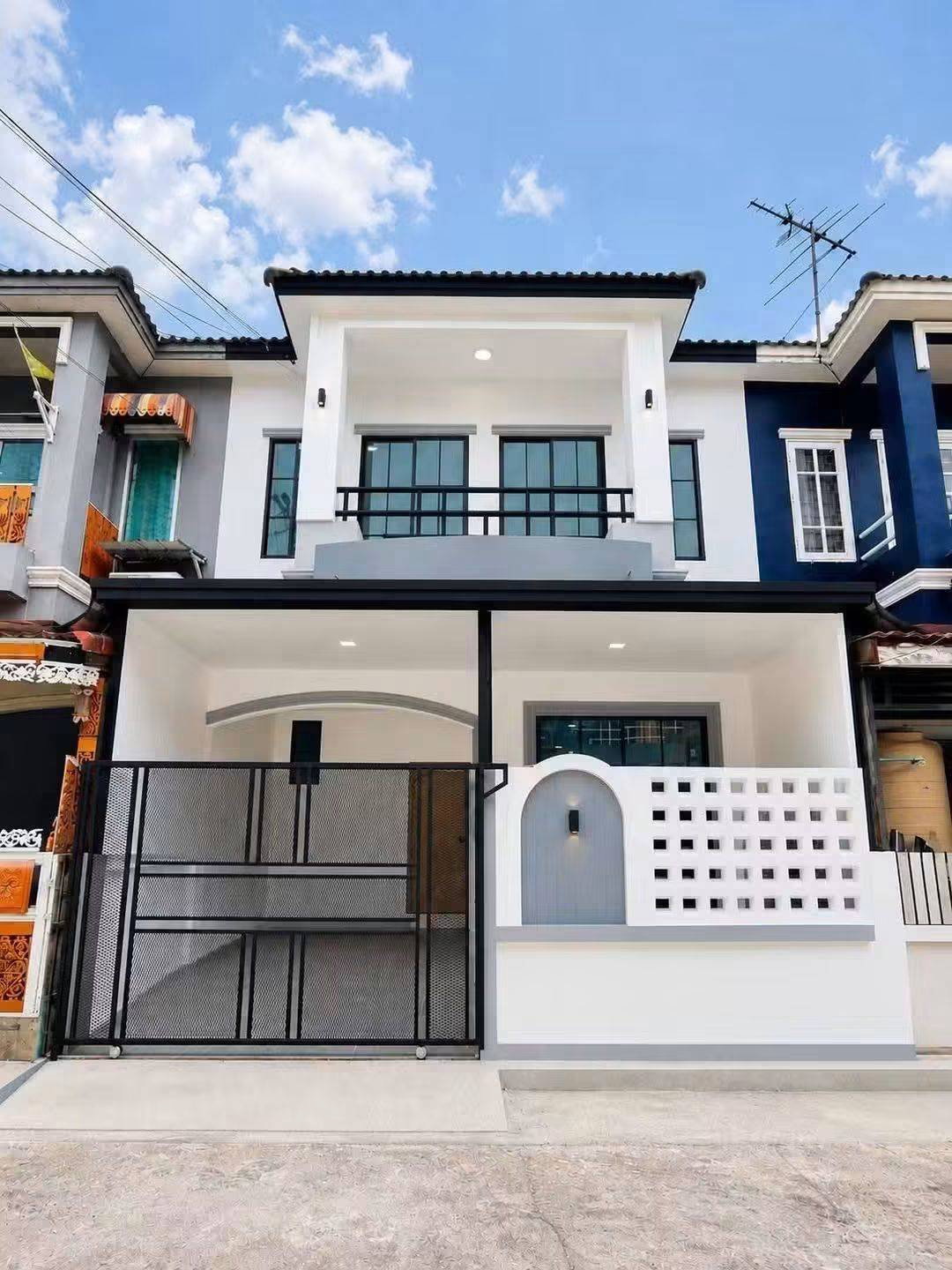 ทาวน์เฮ้าส์ รีโนเวทใหม่ ทำเลดี หมู่บ้านฟ้าชมพฤกษ์ เฟส1 ลำลูกกาคลอง 8 เดินทางสะดวก กว้าง ราคาถูกมากคุ้มๆ