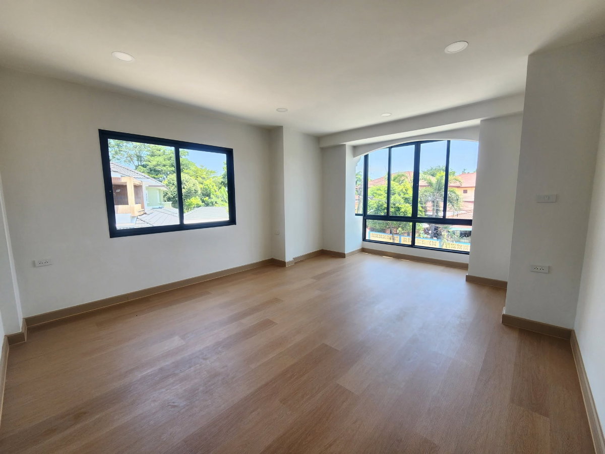 รูป 🌳ขายด่วน!! บ้านเดี่ยวหลังใหญ่ ชลลดา บางบัวทอง แบรนด์ Land & Houses เนื้อที่ 106 ตร.ว. ตกแต่งใหม่ทั้งหลัง ✅บรรยากาศร่มรื่น มีทะเลสาบขนาดใหญ่ - รูปที่ 11/18